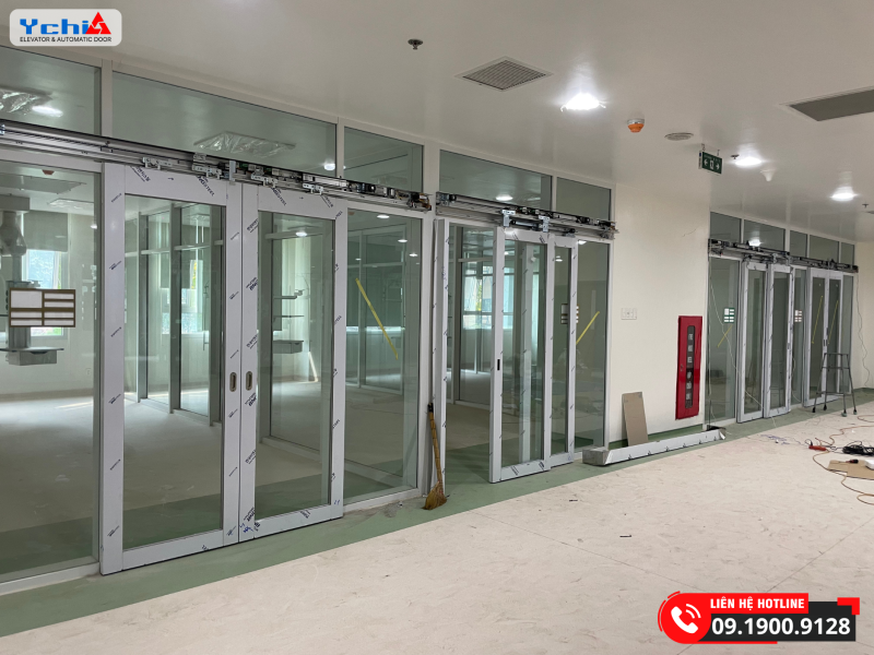 Cửa bệnh viện phòng cấp cứu tại dự án Bệnh viện 175 do Ychi Việt Nam sản xuất, lắp đặt