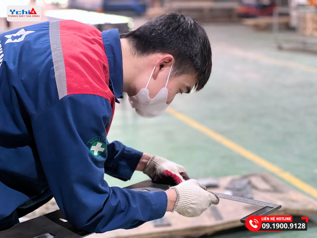 Kỹ thuật viên của Ychi Việt Nam tỉ mỉ đo đạc để sản xuất cửa với tỷ lệ sai sót nhỏ nhất