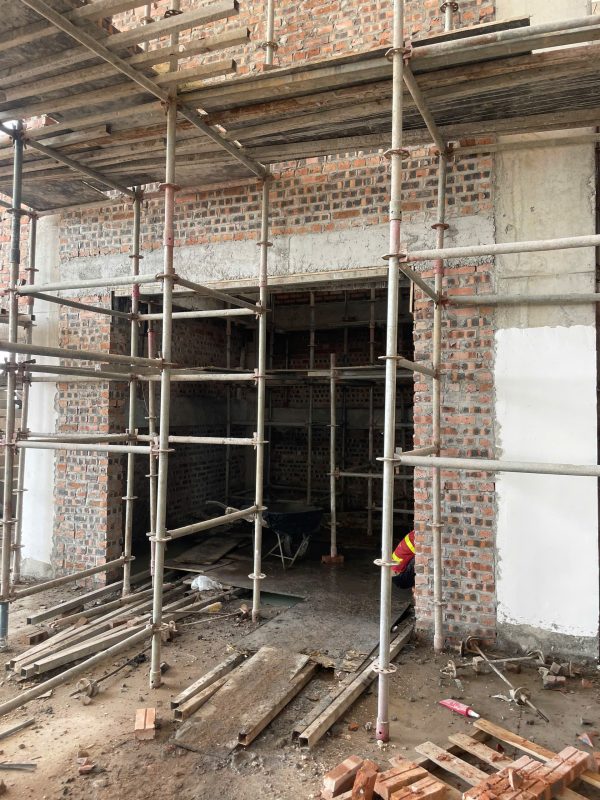 Kỹ sư Ychi Việt Nam khảo sát công trình ốp inox thang máy