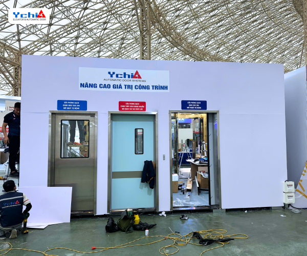 Hệ thống cửa bệnh viện được Ychi Việt Nam trưng bày tại Triển lãm