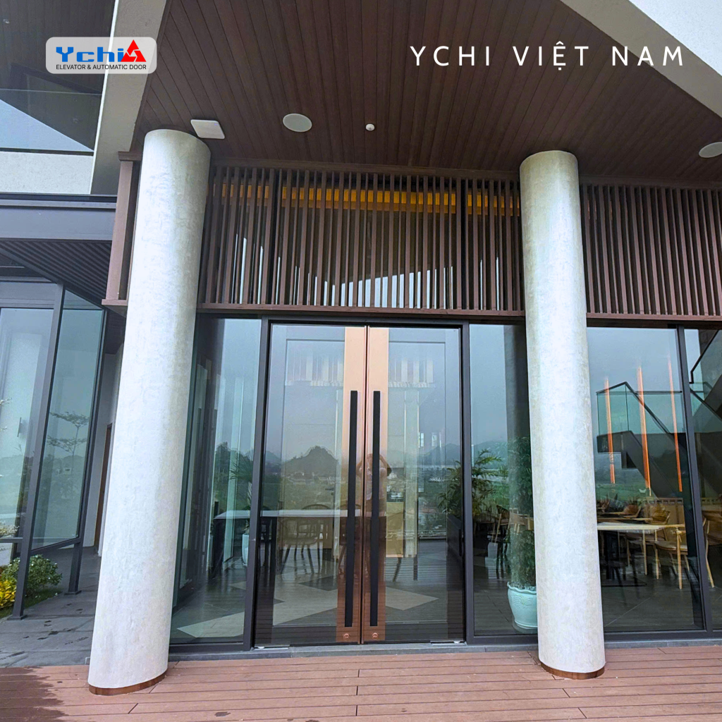Cửa kính thủy lực inox xước hairline do Ychi Việt Nam thi công tại Vĩnh Phúc
