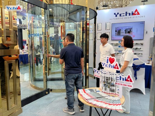 Khách hàng trải nghiệm cửa kính tự động tại gian hàng của Ychi Việt Nam