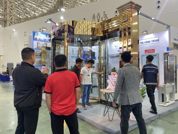 Cửa xoay tròn tự động Ychi Việt Nam thu hút sự chú ý của mọi khách hàng tham quan triển lãm