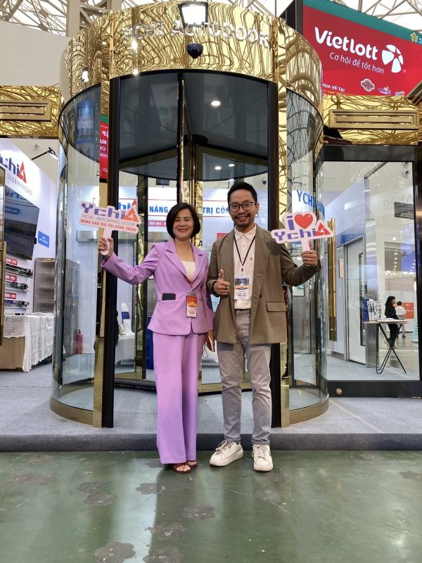 Các chuyên gia từ nhiều lĩnh vực tới tham quan gian hàng của Ychi Việt Nam tại Triển lãm quốc tế ngành cửa Việt Nam 2025