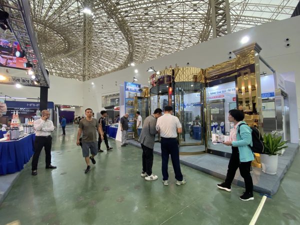 Các chuyên gia từ nhiều lĩnh vực tới tham quan gian hàng của Ychi Việt Nam tại Triển lãm quốc tế ngành cửa Việt Nam 2025