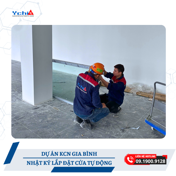 Kỹ thuật viên Ychi căn chỉnh cửa kính trước khi lắp đặt