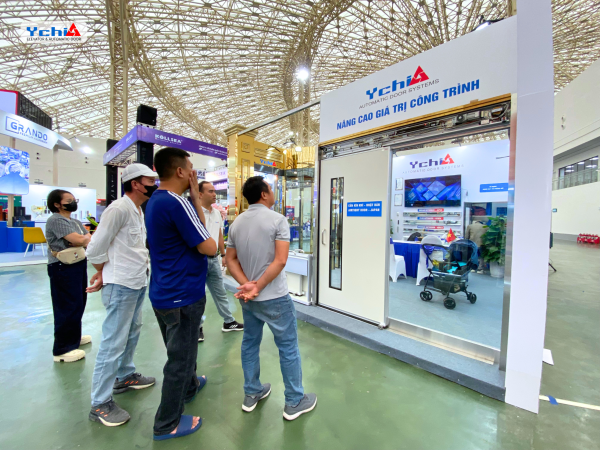 Khách hàng tham quan cửa kín khí tại gian hàng Ychi Việt Nam