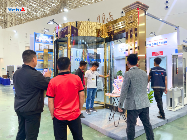 Khách hàng trải nghiệm cửa kính tự động tại gian hàng triển lãm của Ychi Việt Nam