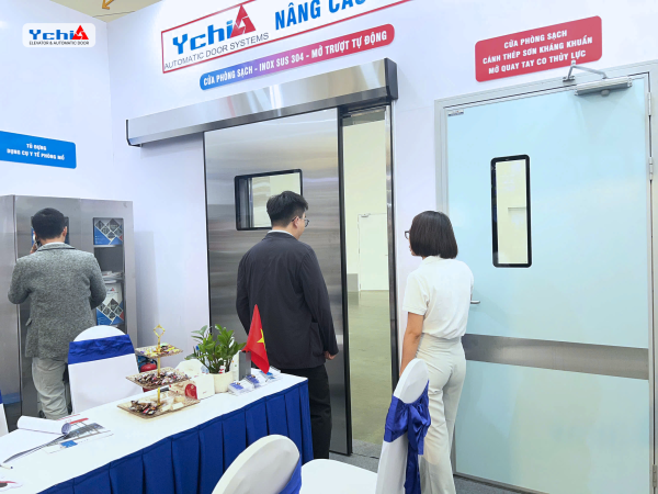 Khách hàng trải nghiệm cửa phòng sạch cảm biến đá chân của Ychi Việt Nam
