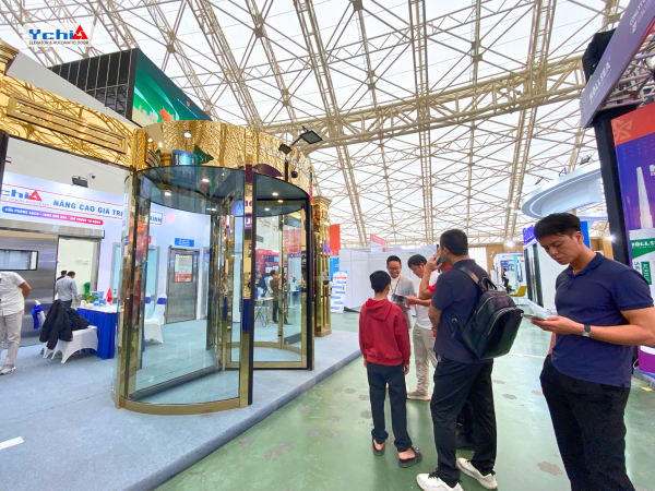 Cửa xoay tròn tự động Ychi Việt Nam thu hút nhiều khách hàng tham quan