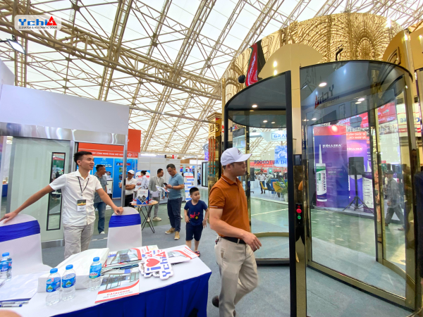 Khách hàng trải nghiệm cửa xoay tròn tự động tại gian hàng Ychi Việt Nam