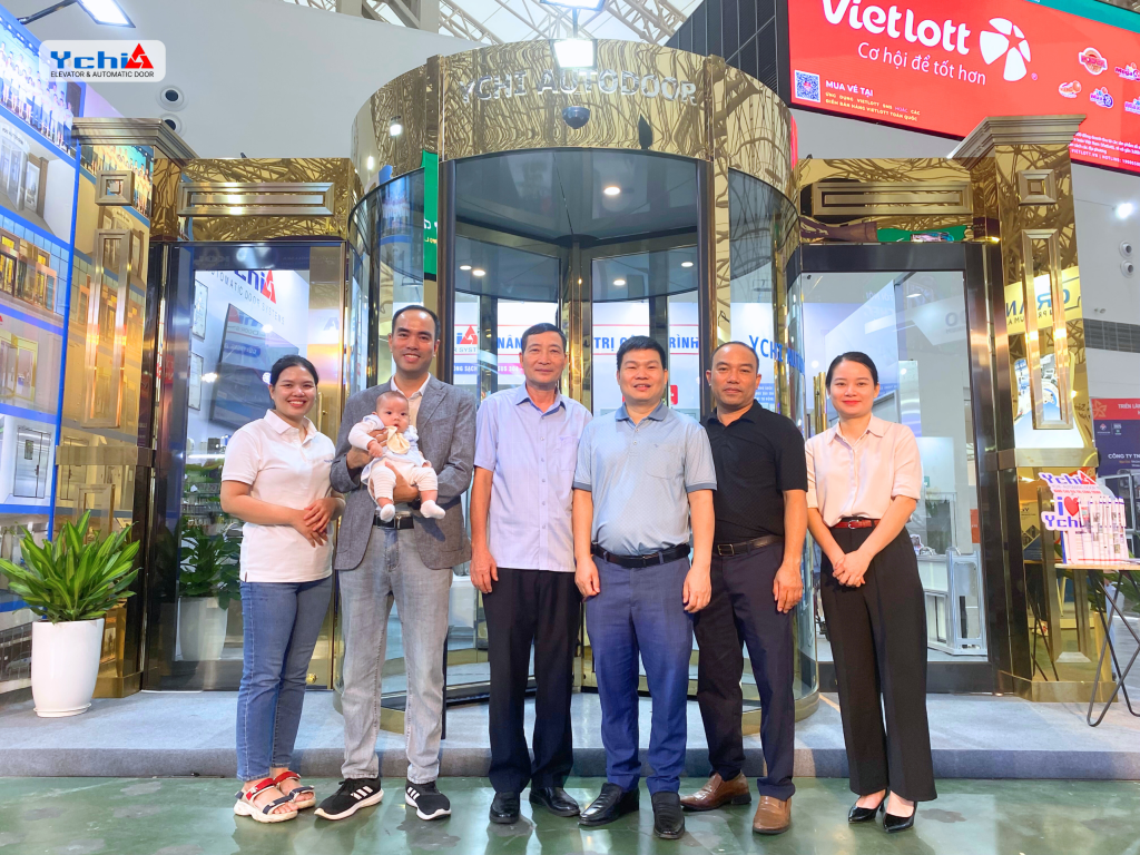 Khách hàng tham quan gian hàng trưng bày của Ychi Việt Nam tại Triển lãm