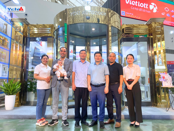 Khách hàng tham quan gian hàng trưng bày của Ychi Việt Nam tại Triển lãm