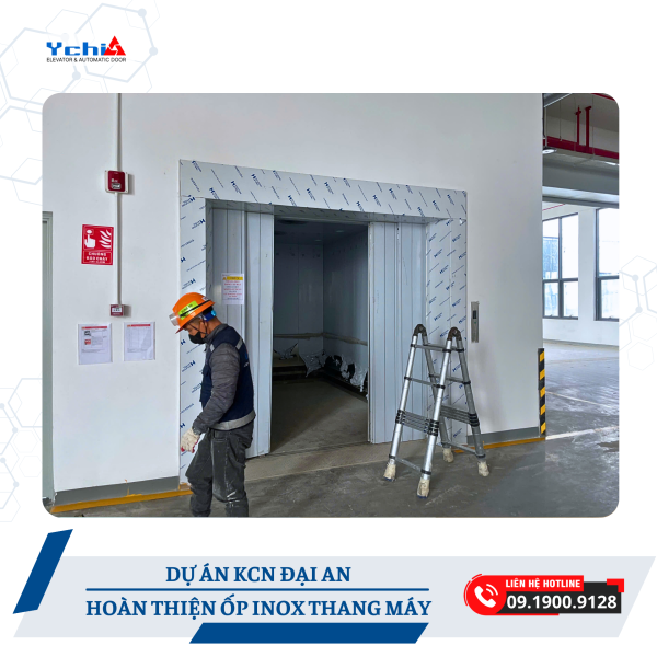 Kỹ thuật viên Ychi Việt Nam thực hiện thi công ốp inox thang máy