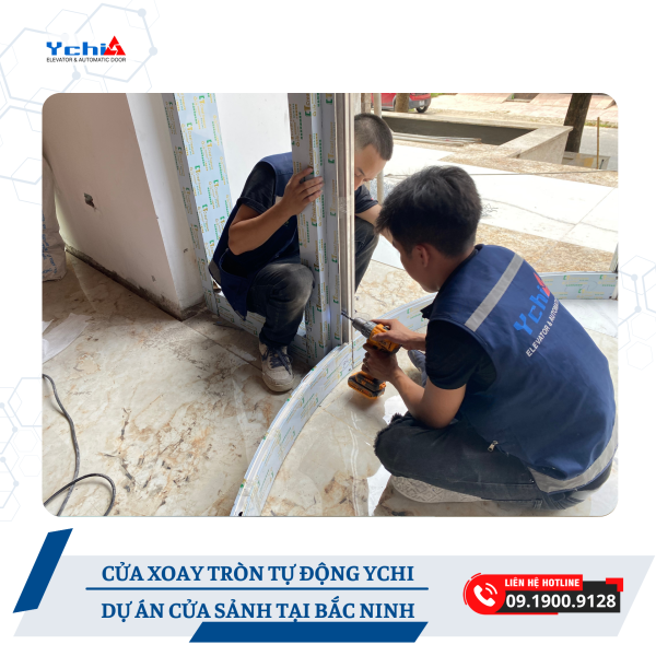 Kỹ thuật viên Ychi thực hiện thi công lắp đặt cửa xoay tròn tại dự án Bắc Ninh