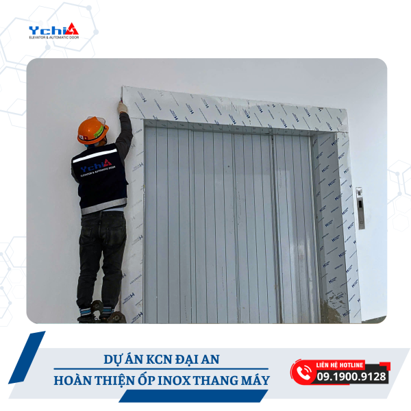 Kỹ thuật viên Ychi thực hiện các khâu cuối cùng trong quá trình ốp inox thang máy