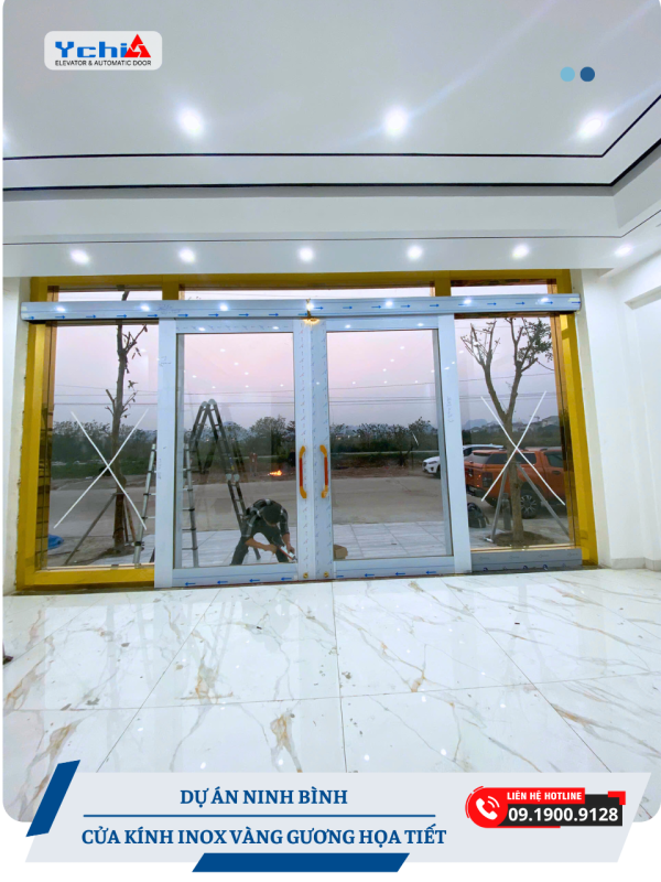 Cửa kính inox vàng gương của Ychi làm tăng thêm tính sang trọng cho công trình