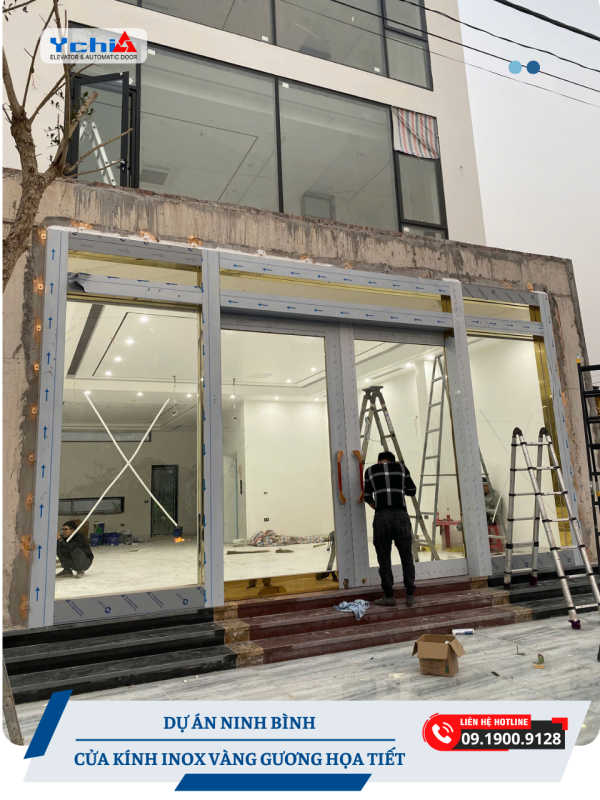Kỹ thuật viên Ychi hoàn thiện lắp đặt cửa kính inox vàng gương cho hệ cửa tại Ninh Bình