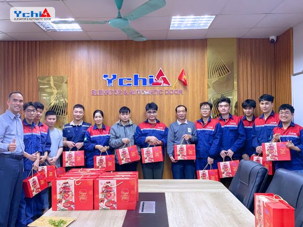 Đội sản xuất nhận quà tết mừng xuân Bính Ngọ 2026