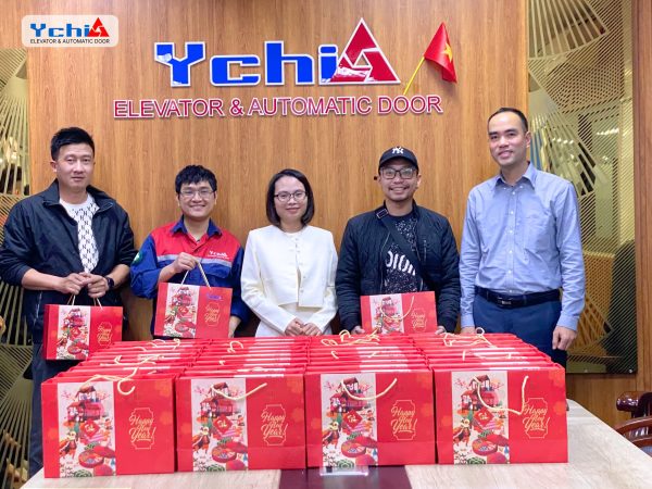 Chủ tịch HĐQT trao tặng quà tết cho các trưởng bộ phận