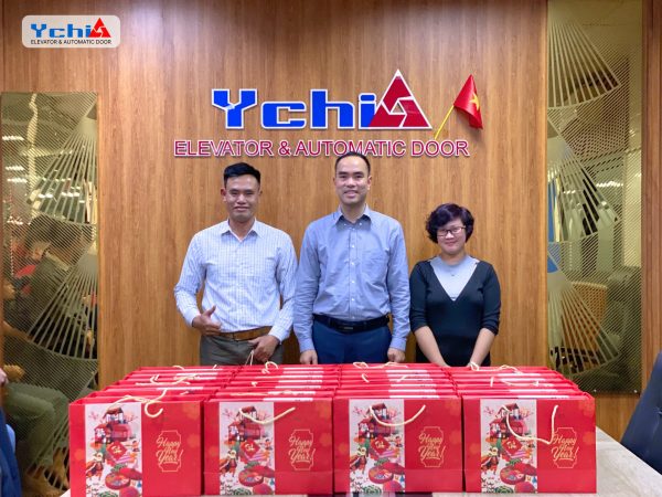 Chủ tịch HĐQT trao tặng quà tết cho đội kinh doanh