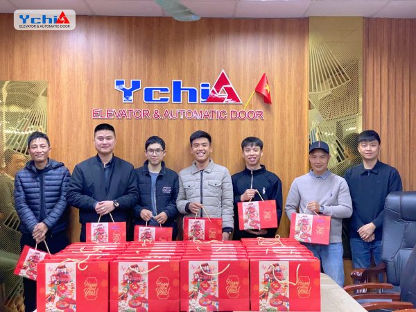 Đội lắp đặt nhận quà tết mừng xuân Bính Ngọ 2026