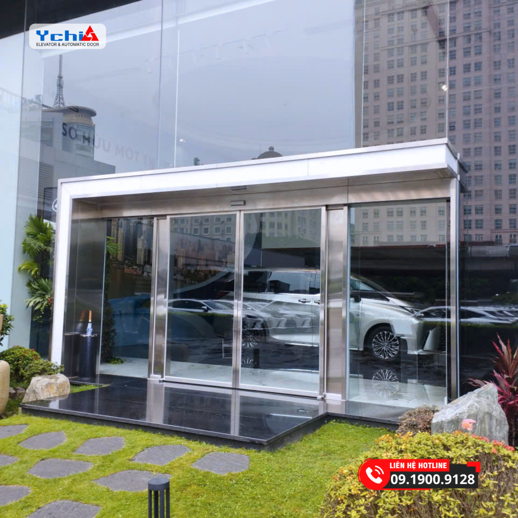 Cửa sảnh tại Showroom Lexus Thăng Long được Ychi Việt Nam sản xuất, lắp đặt trực tiếp