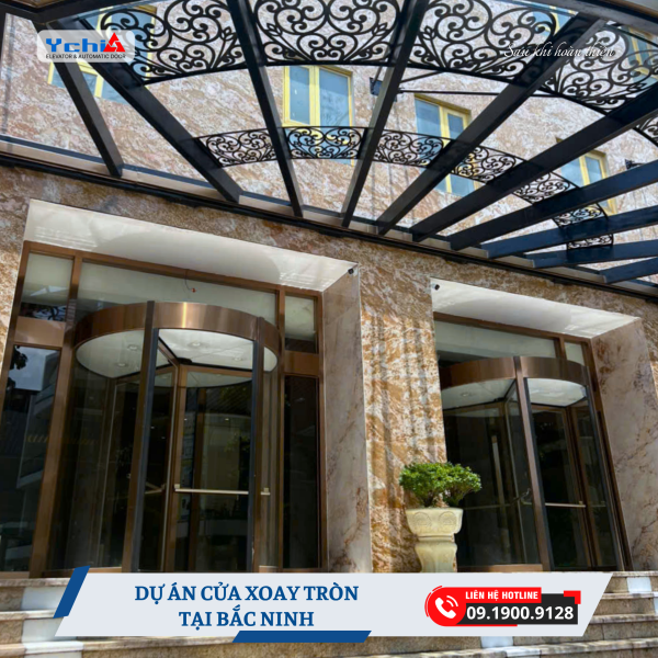 Cửa xoay tròn được Ychi Việt Nam lắp đặt hài hòa với kiến trúc và mái vòm nghệ thuật