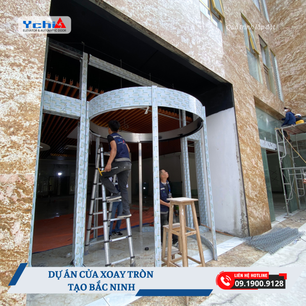 Kỹ thuật viên Ychi thực hiện lắp đặt cửa xoay tròn tại dự án Bắc Ninh
